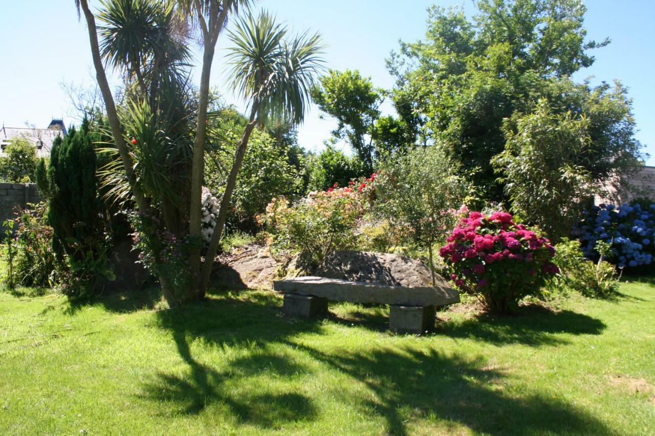 Chez Renee Et Raynal B&B Plounevez-Lochrist Luaran gambar