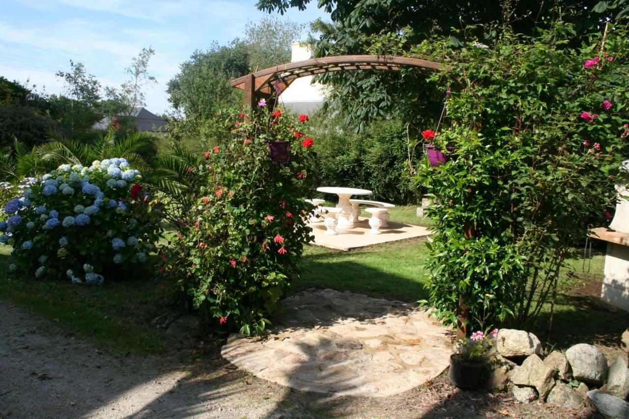 Chez Renee Et Raynal B&B Plounevez-Lochrist Luaran gambar